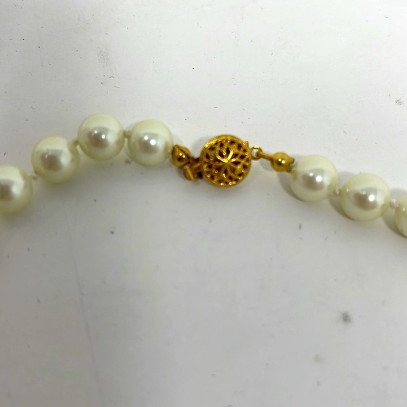Vintage Faux Pearl Necklace - Picture 3 of 4